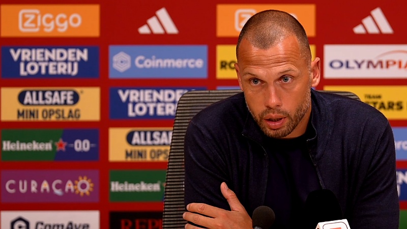 Ajax-trainer John Heitinga: 'Als hij zo blijft spelen, gaat hij nergens  heen' | De Telegraaf